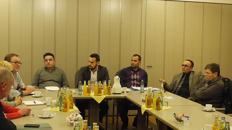 In der Mitte von links Zafer Arap von der Ditib-Moschee, Arif Tosun vom Türkischen Kulturverein, Sinan Tosun vom Türkischen Sozialdienst und Coskun Ilgar ebenfalls von der Moschee Foto: Pauline Lindner