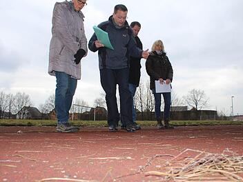 Jutta Köhler, Karsten Fischkal, Günter Münch und Rosi Wagner (v.l.) begutachten den Zustand der Bahn des gesperrten Sportgeländes. Fotos: Sabine Memmel