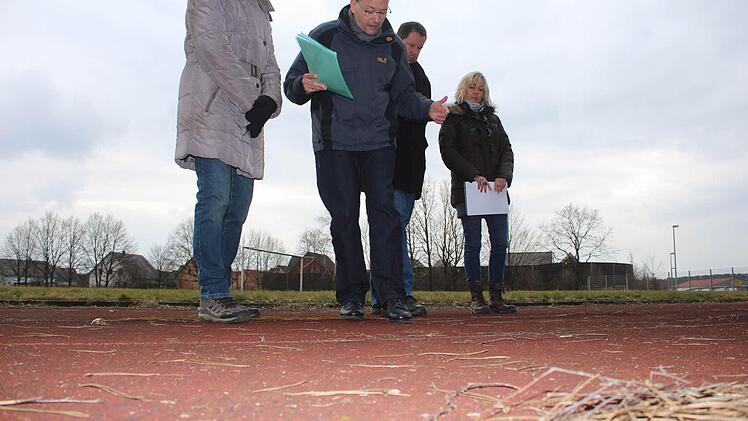 Jutta Köhler, Karsten Fischkal, Günter Münch und Rosi Wagner (v.l.) begutachten den Zustand der Bahn des gesperrten Sportgeländes. Fotos: Sabine Memmel