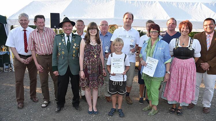 Beim Schützenfest in Grub wurden Ortsmeister und Pokalsieger geehrt. Foto: Gabi Arnold