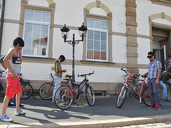 Mit ins Haus nehmen dürfen die Asylbewerber ihre Fahrräder nicht. Dafür sind es zu viele, und es ist zu eng. Also stehen die Räder vor dem Haus und werden durch Seilschlösser gesichert. Trotzdem wurden in den vergangenen Wochen immer wieder welche gestohlen. Foto: Rainer Lutz
