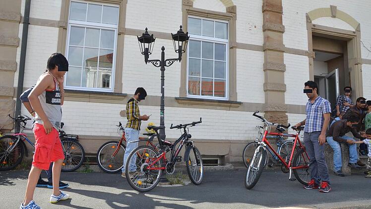 Mit ins Haus nehmen dürfen die Asylbewerber ihre Fahrräder nicht. Dafür sind es zu viele, und es ist zu eng. Also stehen die Räder vor dem Haus und werden durch Seilschlösser gesichert. Trotzdem wurden in den vergangenen Wochen immer wieder welche gestohlen. Foto: Rainer Lutz