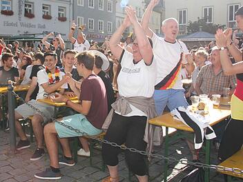 So feiert Kulmbach die deutschen Fußball-Helden beim 3:0-Sieg gegen die Slowakei. Träumen ist erlaubt - das neue Sommermärchen soll bei zum 10. Juli, dem Tag des Endspiels, weitergehen. Foto: Sonny Adam