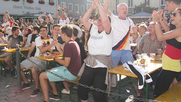 So feiert Kulmbach die deutschen Fußball-Helden beim 3:0-Sieg gegen die Slowakei. Träumen ist erlaubt - das neue Sommermärchen soll bei zum 10. Juli, dem Tag des Endspiels, weitergehen. Foto: Sonny Adam