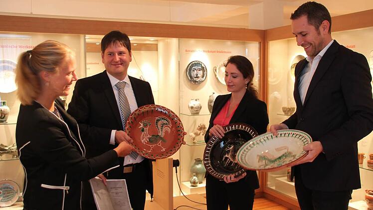 Christian Ziegler und und Kerstin Vogt vom Bayernwerk übergaben die Teller Museumsleiterin Sandra Bali (links) und Bürgermeister Martin Bernreuther (rechts).