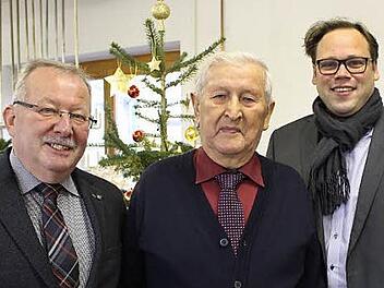 Bürgermeister Friedrich Gleitsmann (links) und stellvertretender Landrat Christian Pech (rechts) gratulierten Adam Wichert zum 90. Geburtstag. Foto: Evi Seeger