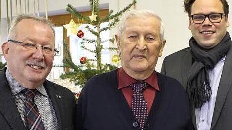 Bürgermeister Friedrich Gleitsmann (links) und stellvertretender Landrat Christian Pech (rechts) gratulierten Adam Wichert zum 90. Geburtstag. Foto: Evi Seeger