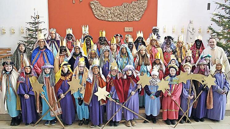 Über 40 Sternsinger in Ebelsbach brachten nach dem Gottesdienst mit Pfarrer Matthias Rusin den Neujahrssegen. Foto: Ralf Naumann