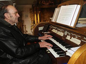 An der Orgel zu sitzen, prägt bis heute Leben und Alltag von Siegfried Keßler. So war es eine Selbstverständlichkeit, auch an seinem Ehrentag für die Gottesdienstbesucher in dieTasten zu greifen. Foto: Stefan Geiger