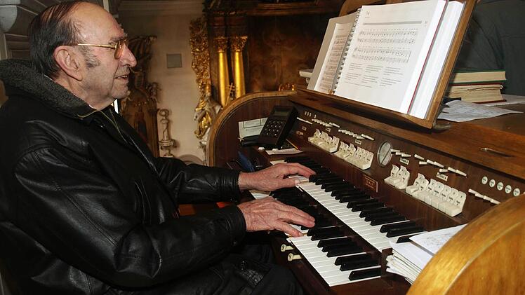 An der Orgel zu sitzen, prägt bis heute Leben und Alltag von Siegfried Keßler. So war es eine Selbstverständlichkeit, auch an seinem Ehrentag für die Gottesdienstbesucher in dieTasten zu greifen. Foto: Stefan Geiger