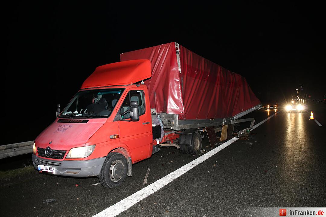A9 bei Hof: Schwertransporter fährt gegen Pannen-Lkw