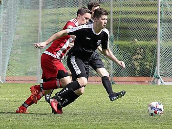 Der zweifache Bamberger Torschütze Patrick Titzmann (r.) zieht am Fuchsstadter Harald Bayer vorbei. Foto: sportpress
