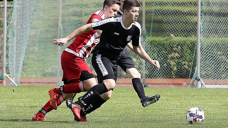 Der zweifache Bamberger Torschütze Patrick Titzmann (r.) zieht am Fuchsstadter Harald Bayer vorbei. Foto: sportpress