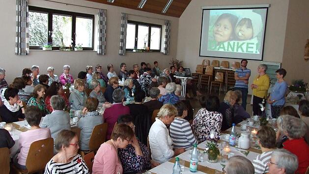 Gebannt verfolgten die Zuh&ouml;rerinnen beim Frauenfr&uuml;hst&uuml;ck dem Vortrag von Arno Wielgoss. Foto: Walter Kuhn