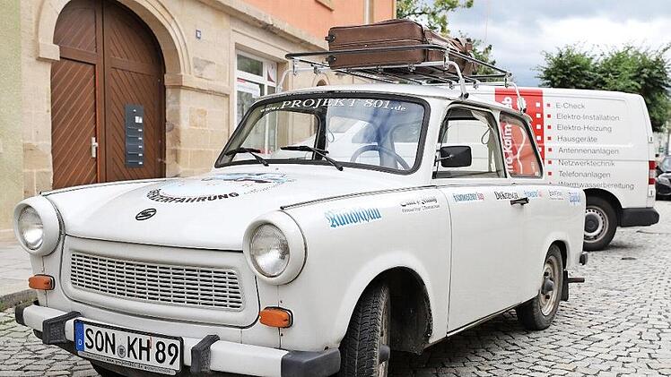 Nach einem kurzen Zwischenstopp bei der FT-Redaktion in Kronach macht sich Trabbi Oscar heute auf den Weg von Nordhalben nach Ludwigsstadt, ehe es von dort aus weiter nach Tettau geht.  Foto: Marian Hamacher