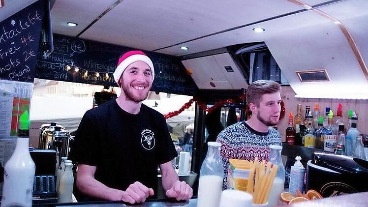 Die "Milchtruck43"-Crew bei der Arbeit auf dem Markt