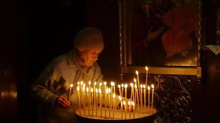 Ganz vorne die große Christus-Ikone, im Hintergrund orthodoxe  Chorgesänge, der Duft von Weihrauch liegt in der Luft. Das  Weihnachtsfest in der orthodoxen Kirche war ein Fest der Sinne. Foto: Marion Eckert