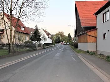 Der Landkreis plant die Sanierung der Ortsdurchfahrt von Au. Nun soll auch eine einfache Dorferneuerung eingeleitet werden. 34 Bürger möchten nun die Maßnahme auch mit einer Verlegung für ein Nahwärmenetz verbinden. Veronika Scahdeck