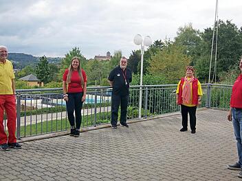 Mit großem Dank verabschiedete der DLRG-Kreisverband Sophia Fischer (zweite von links). Das Bild zeigt sie mit Bufdi-Betreuer Richard Bär (links) sowie Kreisvorsitzenden Klaus Bächer, Schwimmtrainerin Marliese Bär und technischen Leiter Stefan Bär (rechts). Foto: Schülein