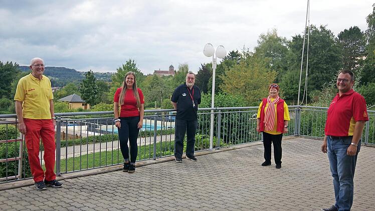Mit großem Dank verabschiedete der DLRG-Kreisverband Sophia Fischer (zweite von links). Das Bild zeigt sie mit Bufdi-Betreuer Richard Bär (links) sowie Kreisvorsitzenden Klaus Bächer, Schwimmtrainerin Marliese Bär und technischen Leiter Stefan Bär (rechts). Foto: Schülein