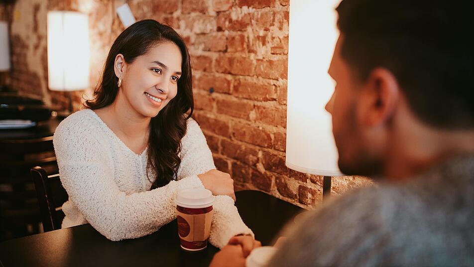 Flirt Tipps: So richtig flirten lernen – auch online! Trotz Aufregung entspannt wirken: Flirten ist auch Übungssache!