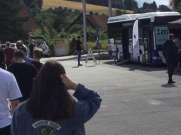 Kurz nach 15 Uhr bildete sich eine kleine Schlange vor dem Landkreis-Impfbus auf dem Rewe-Markt Parkplatz in Wildflecken. Foto: Landkreis Bad Kissingen/Anja Vorndran