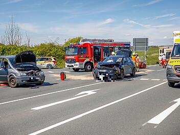 Es kracht auf der B8: Zwei Verkehrsunfälle bei Neustadt/Aisch - Feuerwehrauto beteiligt!