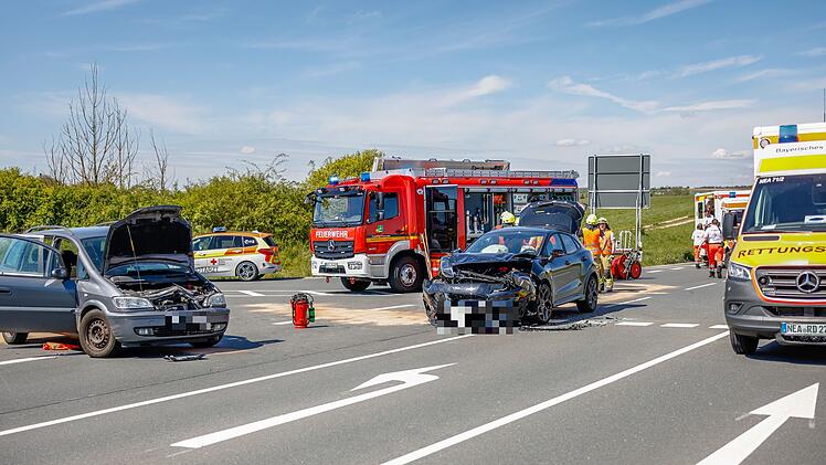 Es kracht auf der B8: Zwei Verkehrsunfälle bei Neustadt/Aisch - Feuerwehrauto beteiligt!