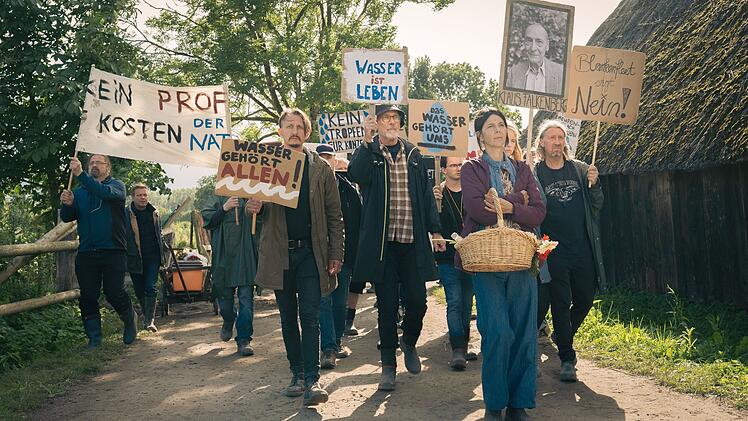 Unter Leitung von Sunna Schulz (Katinka Auberger, zweite von rechts) demonstriert eine Gruppe von B&uuml;rgern f&uuml;r den Schutz des Trinkwassers.
