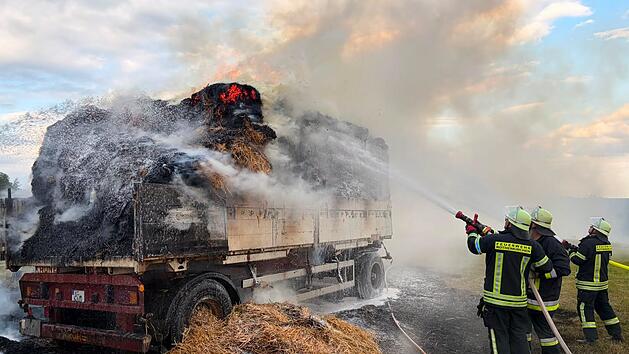 Pressig: Anh&auml;nger mit Heuballen geht in Flammen auf