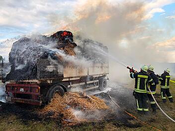 Pressig: Anh&auml;nger mit Heuballen geht in Flammen auf