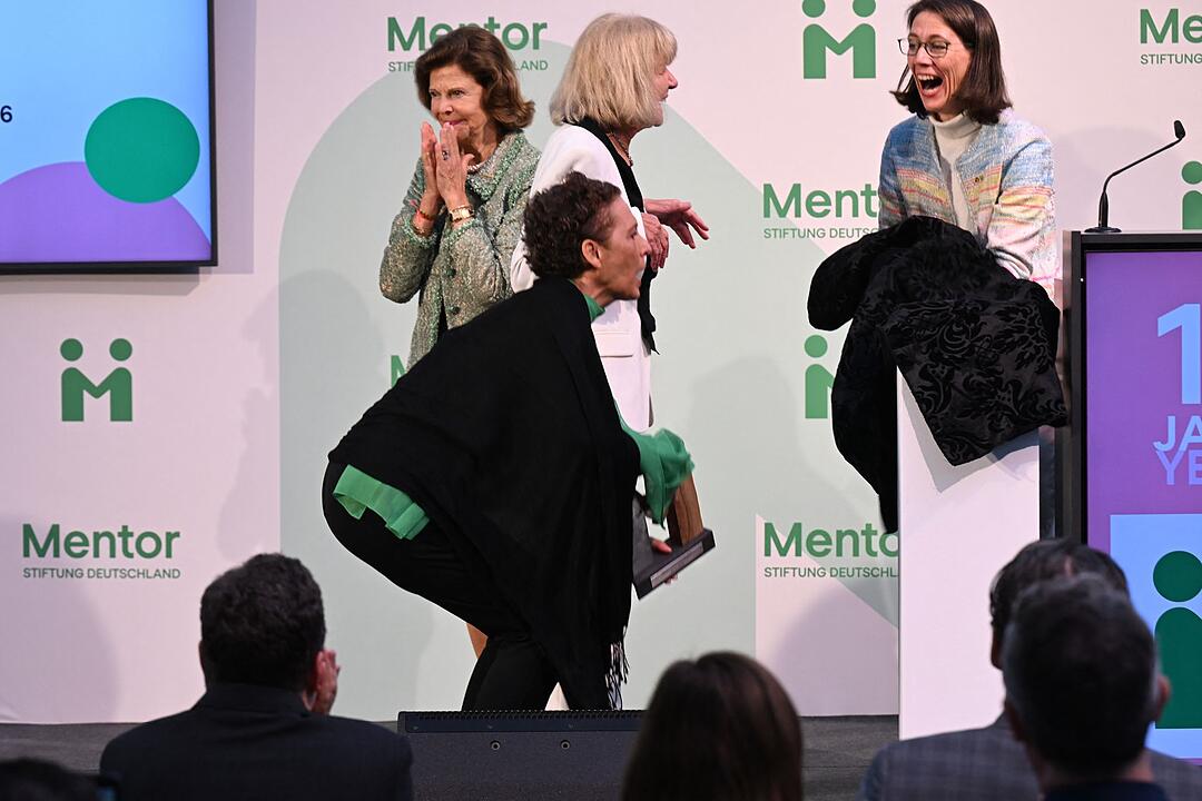 K&ouml;nigin Silvia von Schweden verleiht &laquo;Mentor-Zukunftspreis&raquo;