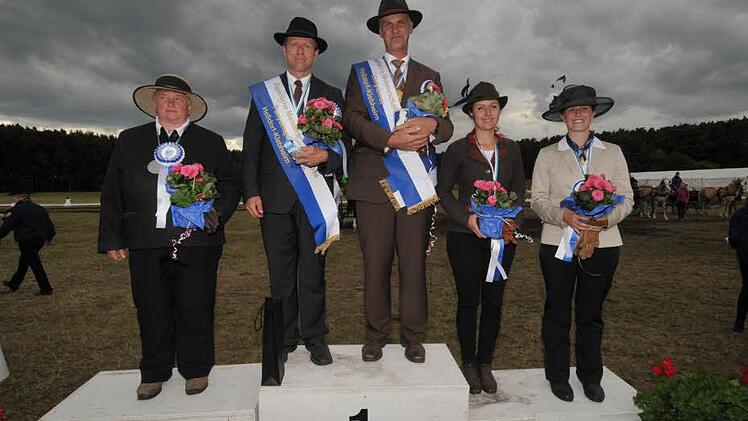 Die neuen Bayerischen Meister bei den Einspännern und Ponyeinspännern stehen fest. Die letzte Prüfung in Klebheim, das Hindernisfahren, war ausschlaggebend für den Titel des Bayerischen Meisters. Foto: Roland Meister