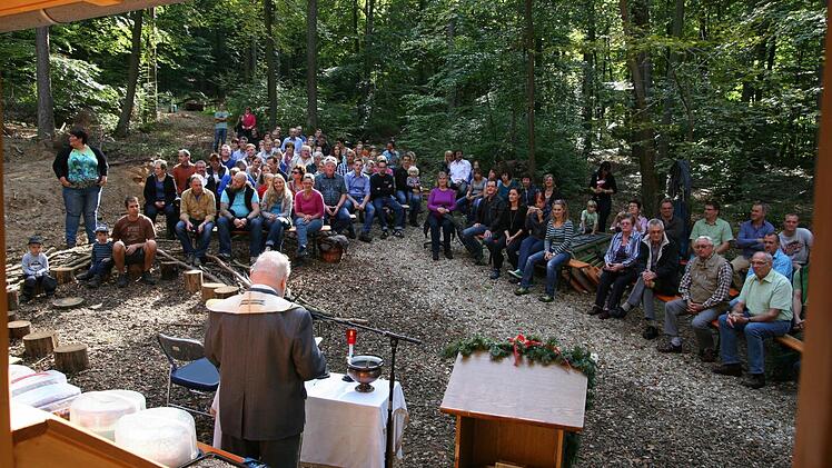 "Halb Pettstadt" war um Pfarrer Hermann Komnick versammelt, als der neue Waldkindergarten unter den Schutz des Allmächtigen gestellt wurde. Kinder, Eltern und Großeltern genossen den schönen Herbsttag in der freien Natur.