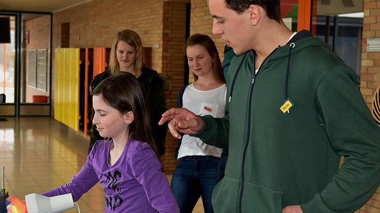 Ein Experiment mit der Glühbirne zeigen die Neuntklässler der Neustadter Realschule den Schülern der dritten Klassen der Grundschule (von links: Hannah Weber, Niclas Stöwer, Verena Roos und Patricia Schneider). Foto: Gabi Arnold