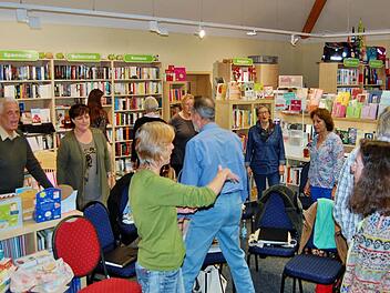 Kaum ein Blick für Bücher: Die Bockleter Singfoniker unter Leitung von Martina Faber (Mitte) singen sich zu Beginn einer Probe im Bad Bockleter Bücher-Pavillon ein.  Foto: Sigismund von Dobschütz