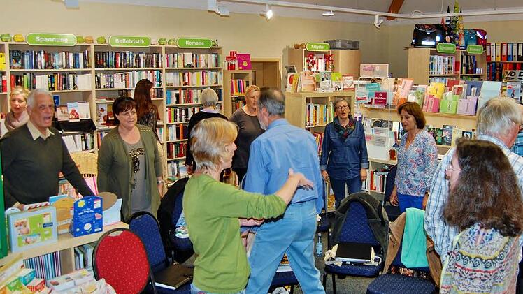 Kaum ein Blick für Bücher: Die Bockleter Singfoniker unter Leitung von Martina Faber (Mitte) singen sich zu Beginn einer Probe im Bad Bockleter Bücher-Pavillon ein.  Foto: Sigismund von Dobschütz