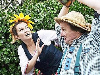 Ingrit Gabriel und Jan Burdinski im Garten Foto: privat