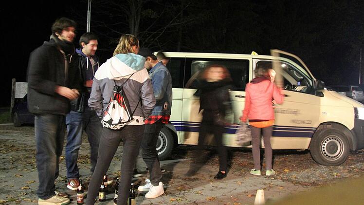 Viele Jugendliche kamen mit Sammeltaxis nach Presseck, hatten sich schon vorher zu Fahrgemeinschaften zusammengeschlossen . Foto: Sonny Adam