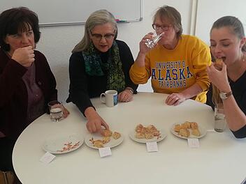 Die Testerinnen (von links): Redaktionssekretärin Marion Kari, Gertrud Glössner-Möschk, Anette Schreiber und Praktikantin Anna Gartiser Foto: Sabine Christofzik