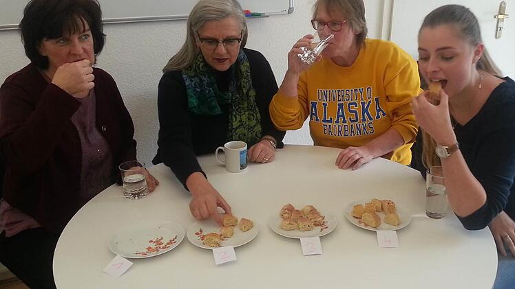 Die Testerinnen (von links): Redaktionssekretärin Marion Kari, Gertrud Glössner-Möschk, Anette Schreiber und Praktikantin Anna Gartiser Foto: Sabine Christofzik