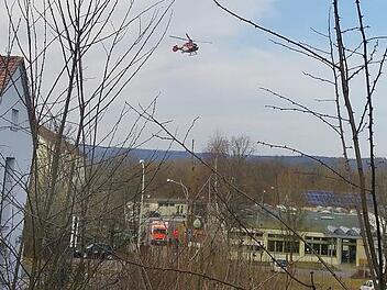 Im Anflug: Der Rettungshubschrauber am Sonntag über der Asylbewerber-Unterkunft in der Kaserne. Foto: privat