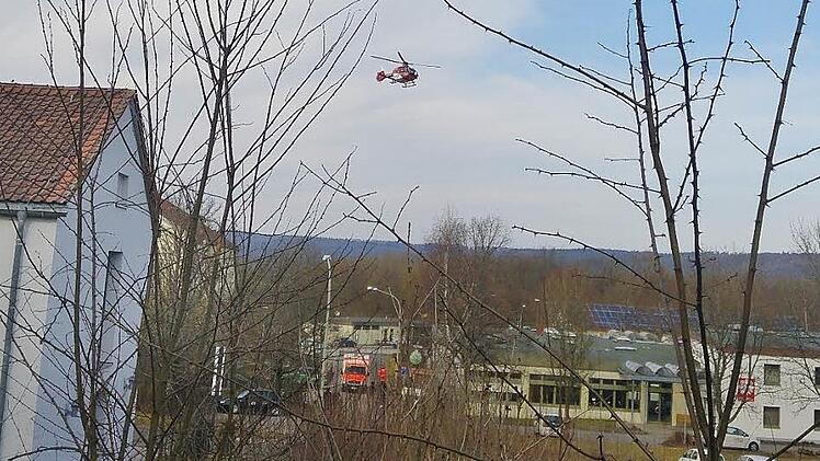 Im Anflug: Der Rettungshubschrauber am Sonntag über der Asylbewerber-Unterkunft in der Kaserne. Foto: privat