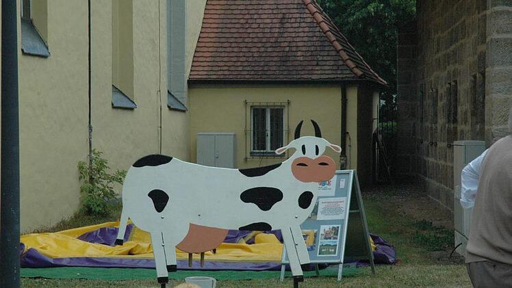 Über so viel Lebenslust und Lebensfreude staunte sogar die Kuh. Foto: Edwin Meißinger
