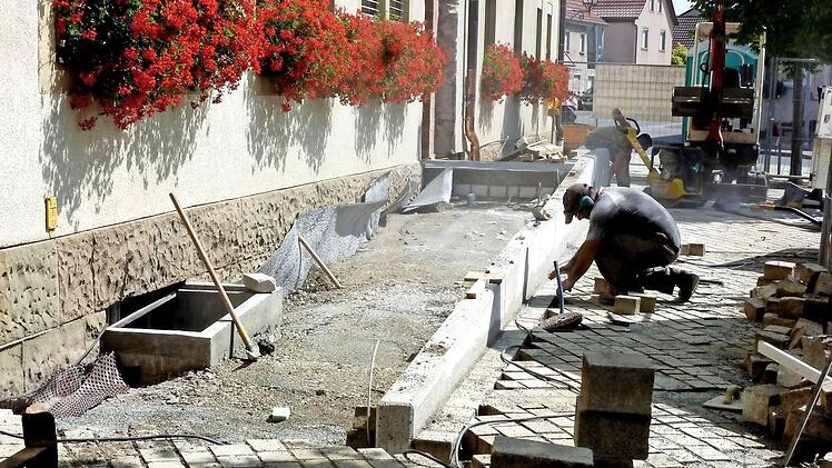 Ein größerer Posten im Haushalt ist der Bau eines barrierefreien Zugang zum Rathaus. Die Bauarbeiten sind derzeit in vollem Gange.  Foto: ab
