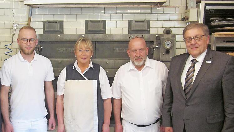 Landrat Helmut Wei&szlig; (rechts) war zu Gast bei der B&auml;ckersfamilie Arndt in Burghaslach.