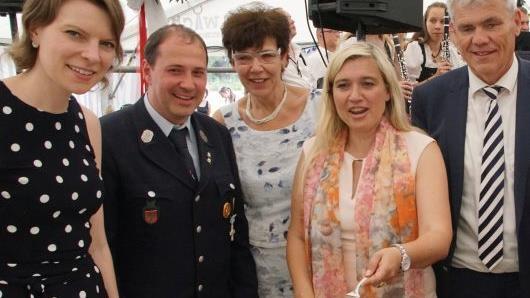 Schnitten die zum feierlichen Anlass gebackene h&uuml;bsche Festtorte an (von links): Bundestagsabgeordnete Emmi Zeulner, Vorsitzender Markus Hellmuth, Landtagsabgeordnete Susann Biedefeld, Staatsministerin Melanie Huml, B&uuml;rgermeister Bernhard Storath und Festausschuss-Vorsitzender Holger Lunkenbein.Mario Deller