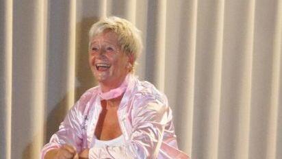 Energie und Tanzleidenschaft verk&ouml;rperte "Reiseleiterin" Grit Bittner, die erfolgreich das Publikum zum Mitmachen animierte.Mario Deller