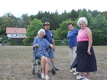 Nach Meinung der  Anwohner (von links) Valeria Hilbert, Detlef Heublein, Lotte Müller und Isolde Köhler  hätte das Feuerwerk in Stockheim aufgrund der  Trockenheit und der Nähe zum Wald (im Hintergrund) nicht abgebrannt werden dürfen. Foto: Andreas Schmitt