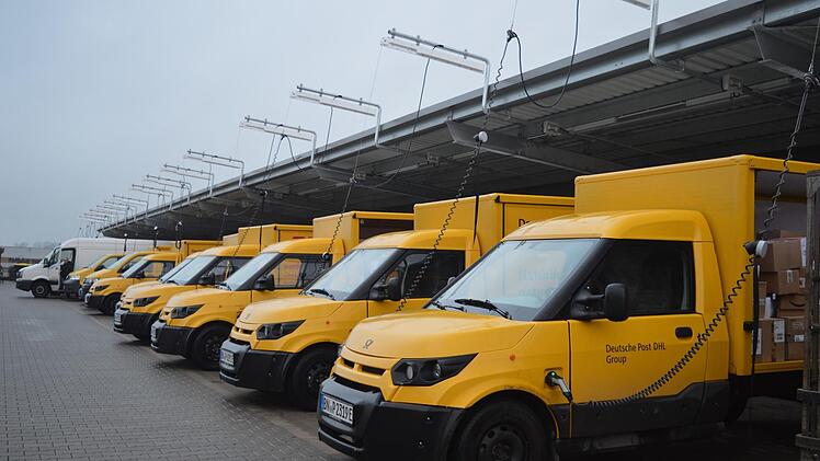 Ein Großteil der Forchheimer Post-Flotte fährt elektrisch; mit den "StreetScooter"-Elektrotransporter. Foto: Ronald Heck